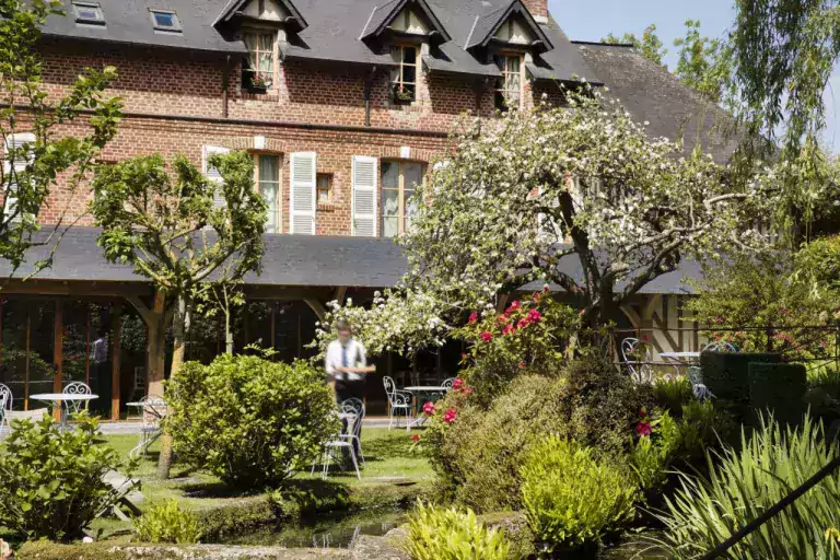 L’hôtel l’Auberge de la source dans le Calavados animaux acceptés - EmmèneTonChien.com
