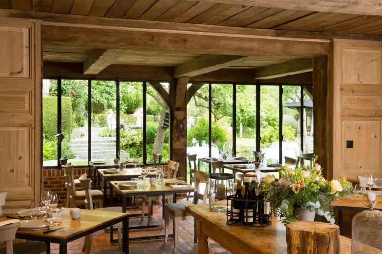 L’hôtel l’Auberge de la source dans le Calavados animaux acceptés - EmmèneTonChien.com