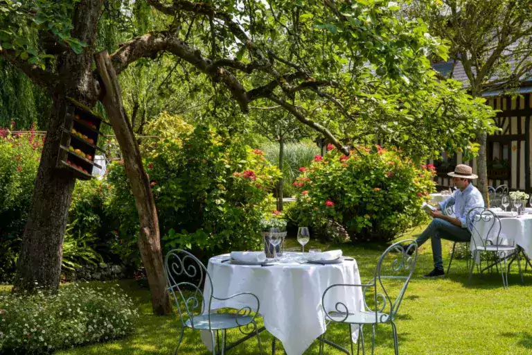 L’hôtel l’Auberge de la source dans le Calavados animaux acceptés - EmmèneTonChien.com