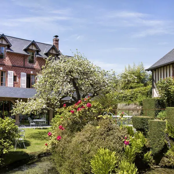 L’hôtel l’Auberge de la source dans le Calavados animaux acceptés - EmmèneTonChien.com