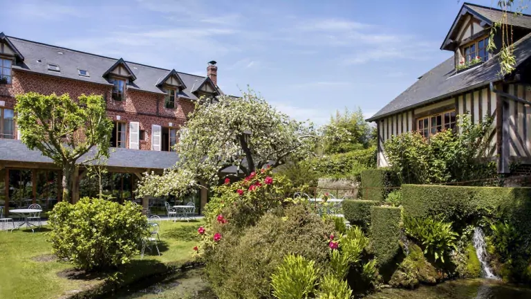 L’hôtel l’Auberge de la source dans le Calavados animaux acceptés - EmmèneTonChien.com