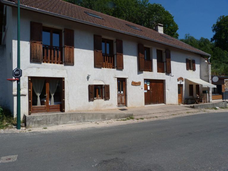 Hébergement acceptant les chiens, gîte de groupe chiens acceptés, Gîte de groupe La Fora, chiens acceptés, tous les gabarits, chiens catégorisés, plus de 3 chiens, Office du tourisme du Haut-Bugey, Plateau-d'Hauteville, Ain, Auvergne-Rhône-Alpes
