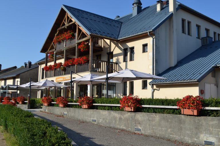 hébergement acceptant les chiens, hôtel dog friendly, Hôtel l'Auberge d'Aranc, chiens acceptés, tous les gabarits, 2 chiens maximum, chiens catégorisés admis, chats acceptés, supplément, Aranc, Ain, Auvergne-Rhône-Alpes, Office Tourisme Haut-Bugey