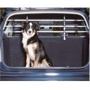 transports et voyages du chien, voyager avec son chien en voiture, prendre la voiture avec son chien, grille de protection voiture chien, grille de coffre pour chien, grille voiture Trixie, boutique emmenetonchien.com
