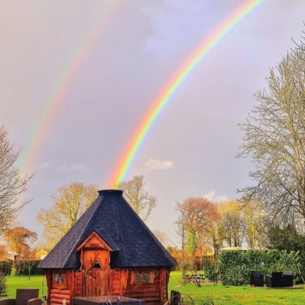Arc en ciel au Le Château des Lumières à Sare dans le Pyrénées-Atlantiques en Nouvelle-Aquitaine