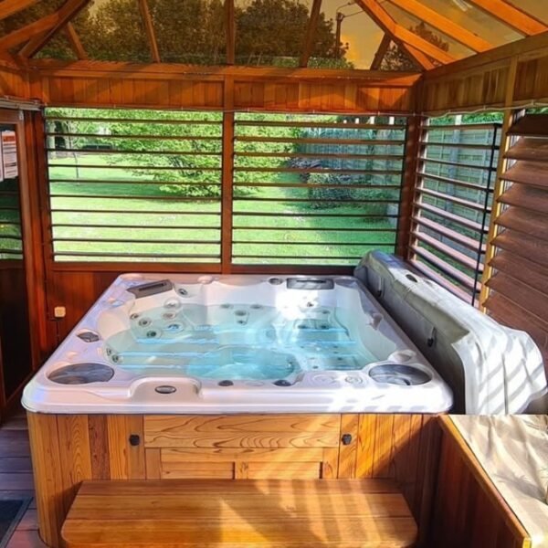Jacuzzi au Le Château des Lumières à Sare dans le Pyrénées-Atlantiques en Nouvelle-Aquitaine