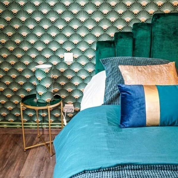 Chambre avec double lit au Le Château des Lumières à Sare dans le Pyrénées-Atlantiques en Nouvelle-Aquitaine