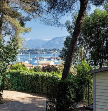 Camping La Presqu'Île de St Mandrier où les animaux sont acceptés, à Saint-Mandrier-sur-Mer, dans le Var, en PACA