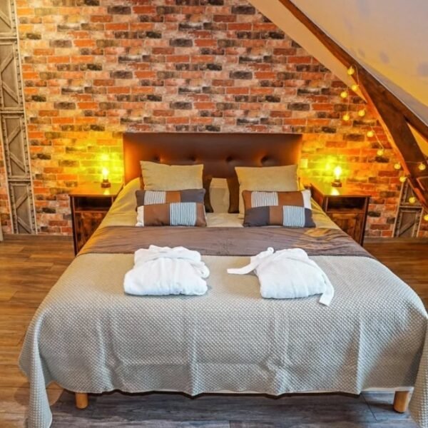 Chambre avec double lit au Le Château des Lumières à Sare dans le Pyrénées-Atlantiques en Nouvelle-Aquitaine