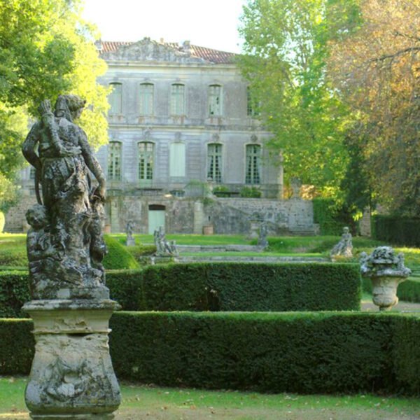 Jardin avec statue et vu de le Château de l’Engarran à Lavérune en Hérault, Occitanie