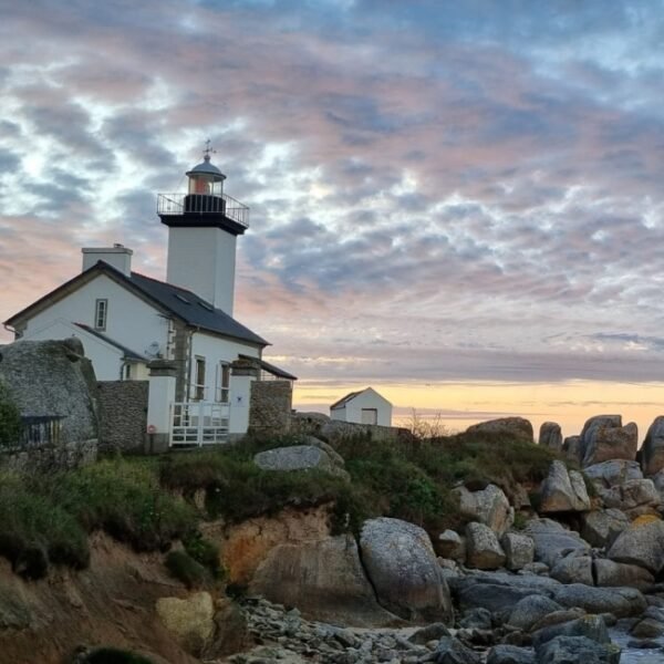 Phare à 600m des maisons de la route du phare à Plounéour à Trez dans le Finistère en Bretagne