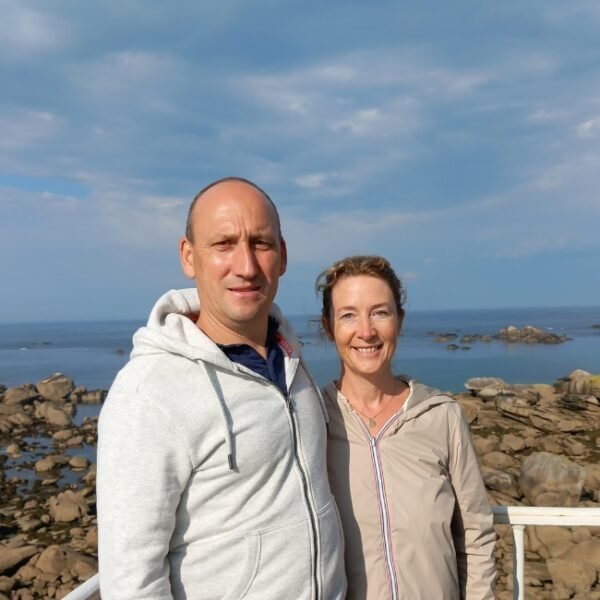 Laurence et Yoann le Scoezec des maisons de la route du phare à Plounéour à Trez dans le Finistère en Bretagne