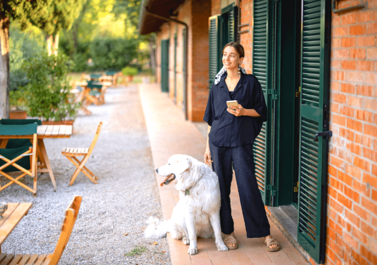 femme séjournant à l'hôtel avec son chien, les avantages et les inconvénients