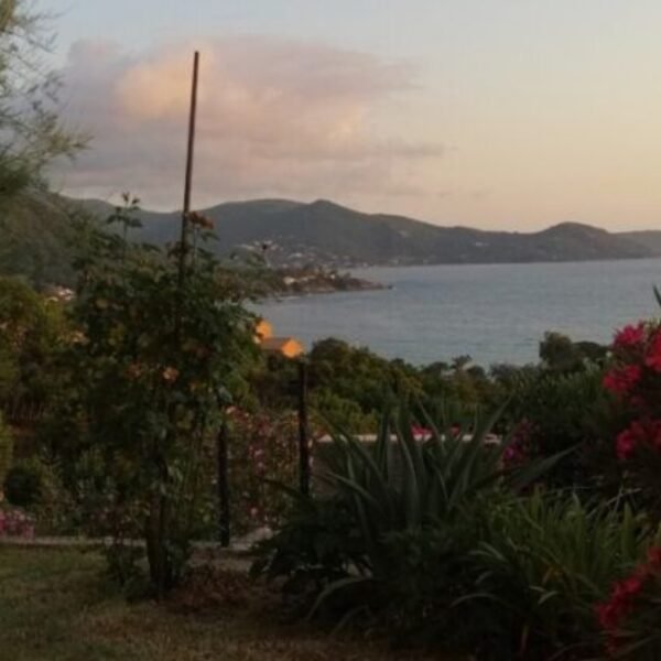 Vue sur la mer et le coucher de soleil du Gîte Le repaire des pirates en Corse du sud à Pietrosella