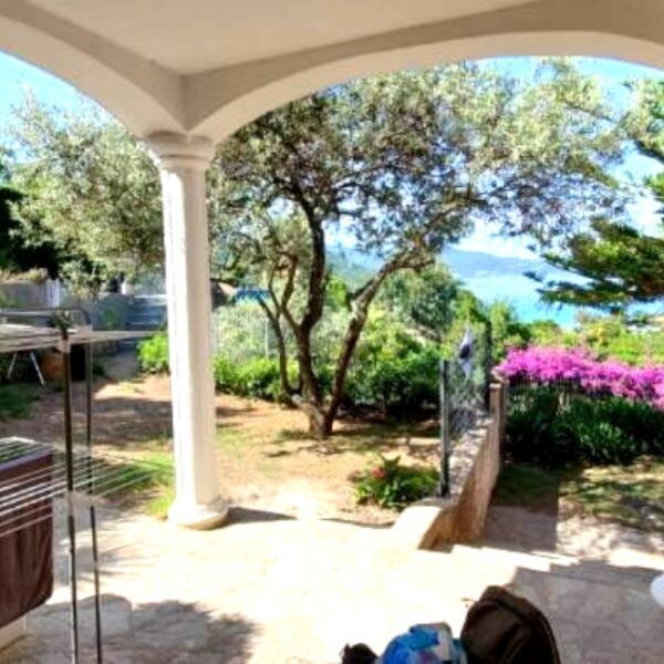 Gite terras op Corsica Uitzicht op de omheinde tuin