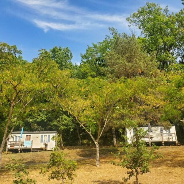 Mobilhome dans la nature du Camping le Valenty dans le Lot à Soturac dans le Sud ouest France