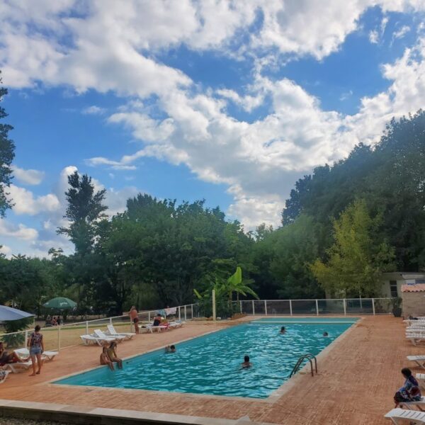 Piscine du Camping le Valenty dans le Lot à Soturac dans le Sud ouest France