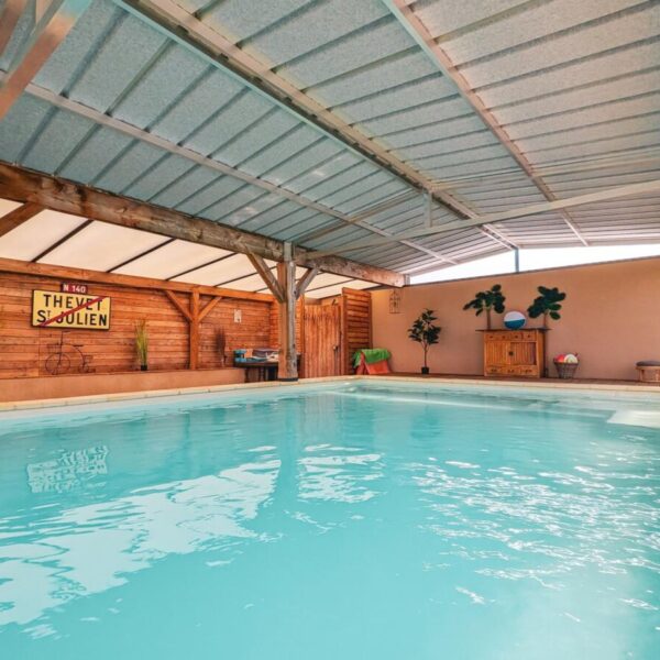 Piscine couverte et chauffée du Gite de Fontarabie en Berry près du Pays de Georges Sand dans le Centre Val de Loire