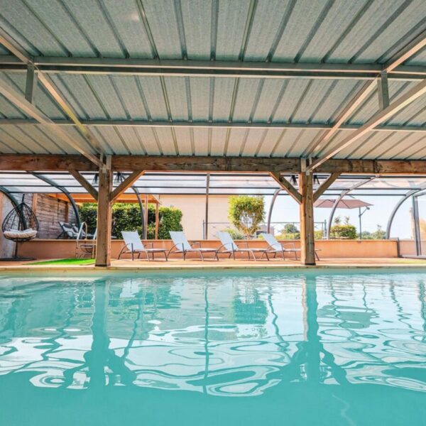 Piscine couverte et chauffée du Gite de Fontarabie en Berry près du Pays de Georges Sand dans le Centre Val de Loire