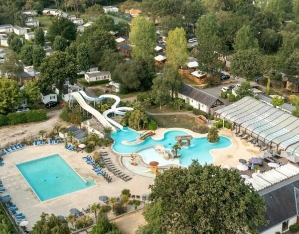 Vue aérienne de l'espace aquatique et du Camping Sandaya Carnac en Bretagne dans le Morbihan