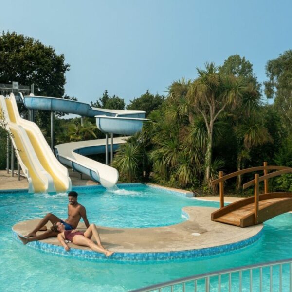 Piscine et tobogan au Camping Sandaya Carnac en Bretagne dans le Morbihan