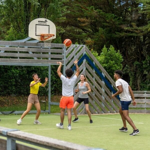 Partie de Basket Ball au Camping Sandaya Carnac en Bretagne dans le Morbihan