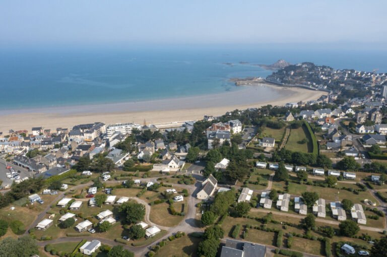 Vue aérienne du Camping Sandaya Val André à Pléneuf-Val-André en Bretagne dans les Côtes d'Armor