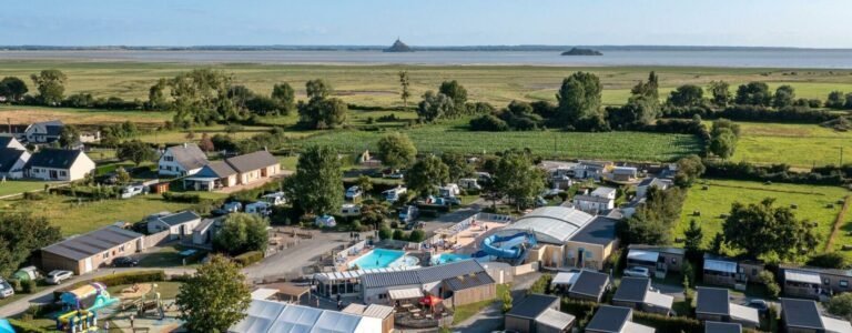 Vue du ciel du camping sandaya mont saint michel