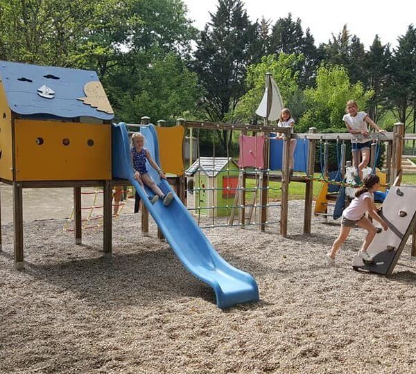 Aire de jeux pour enfants au camping Le Valenty dans le Lot à Soturac en Occitanie