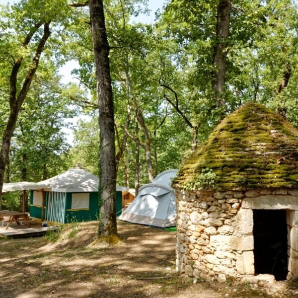 Emplacement sous les arbres au Camping le Valenty au bord du Lot à Soturac dans le Sud ouest de la France