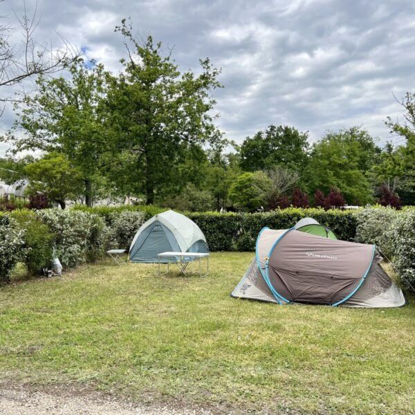 staanplaatsen en tent op de golden river camping