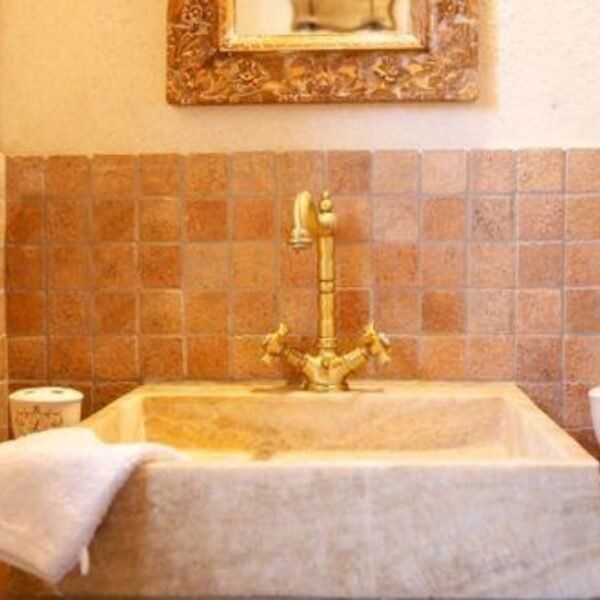 Salle de bain du Gite de Fontarabie à Pouligny-Notre-Dame dans l'Indre en Centre Val de Loire.