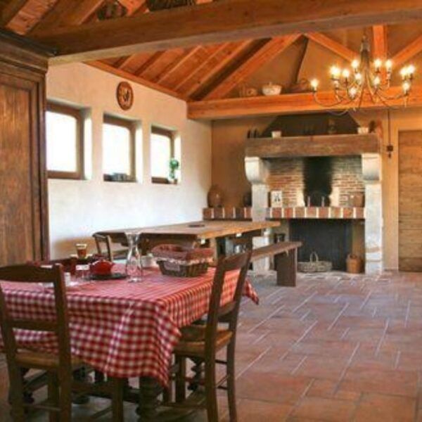Salle de restauration avec cheminée du Gite de Fontarabie à Pouligny-Notre-Dame dans l'Indre en Centre Val de Loire.