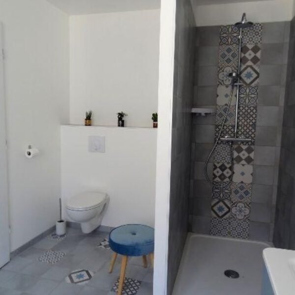 Salle de bain avec douche italienne dans les Gîtes La Maison d'Anna, la Maison d'Auriane, la Maison côté Marais à Bourges en Berry dans le Cher en Centre Val de Loire