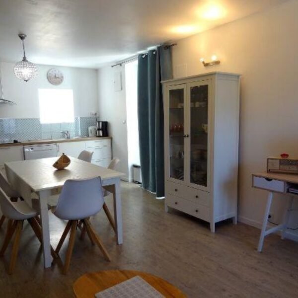 Salle à manger dans les Gîtes La Maison d'Anna, la Maison d'Auriane, la Maison côté Marais à Bourges en Berry dans le Cher en Centre Val de Loire