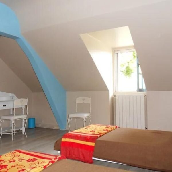 Chambre deux lits simples avec coin bureau dans les Gîtes La Maison d'Anna, la Maison d'Auriane, la Maison côté Marais à Bourges en Berry dans le Cher en Centre Val de Loire