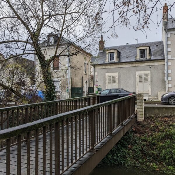 Chemin vers les Gîtes La Maison d'Anna, la Maison d'Auriane, la Maison côté Marais à Bourges en Berry dans le Cher en Centre Val de Loire