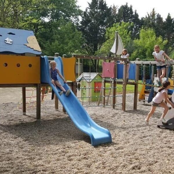 Zona de juegos infantiles en el camping Le Valenty en Lot en Soturac en Occitania