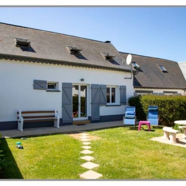 Jardin clos avec transats des Gîtes La Ferme de Capucine en Baie de Somme dans les Hauts de France proche de Cayeux sur Mer et Saint Valéry sur Somme