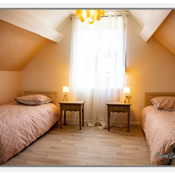 Chambre avec deux lits simple des Gîtes La Ferme de Capucine en Baie de Somme dans les Hauts de France proche de Cayeux sur Mer et Saint Valéry sur Somme