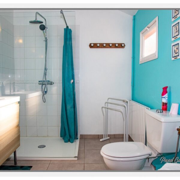 Salle d'eau avec douche à l'italienne des Gîtes La Ferme de Capucine en Baie de Somme dans les Hauts de France proche de Cayeux sur Mer et Saint Valéry sur Somme