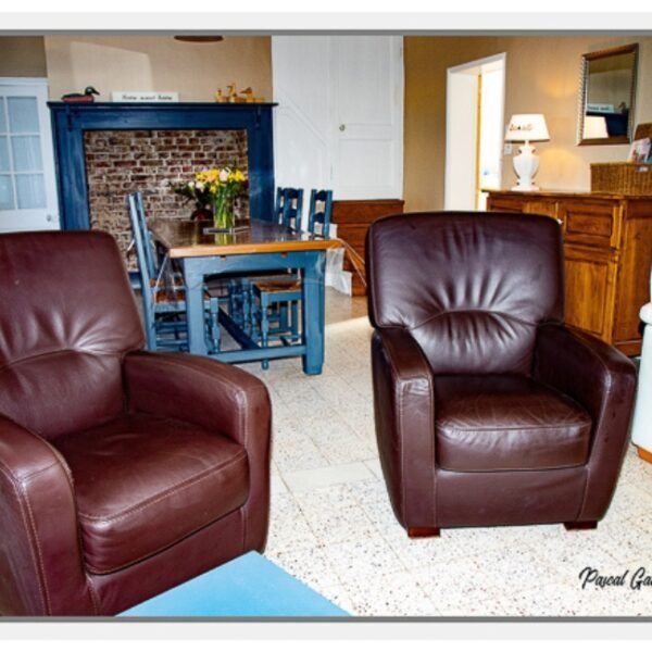 Fauteuils dans le salon des Gîtes La Ferme de Capucine en Baie de Somme dans les Hauts de France proche de Cayeux sur Mer et Saint Valéry sur Somme