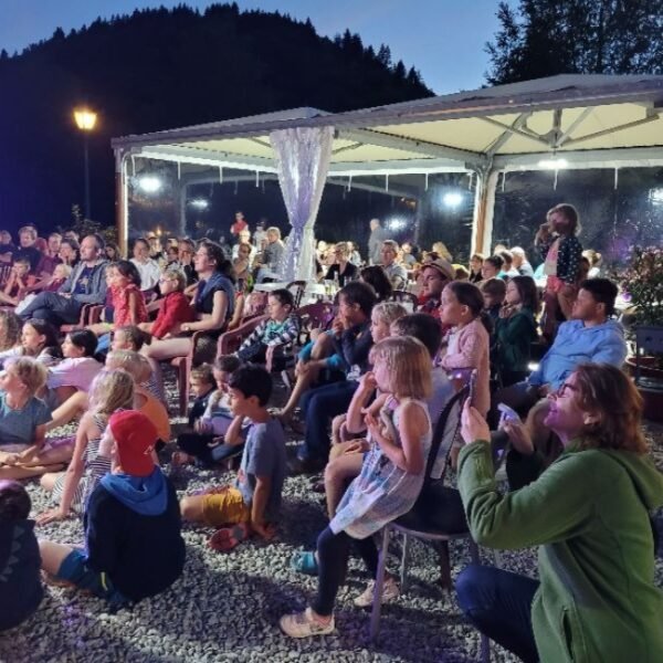 Soirée animation au Camping du Moulin de Serre à Singles dans le Puy de Dôme proche du parc naturel régional des volcans d'Auvergne