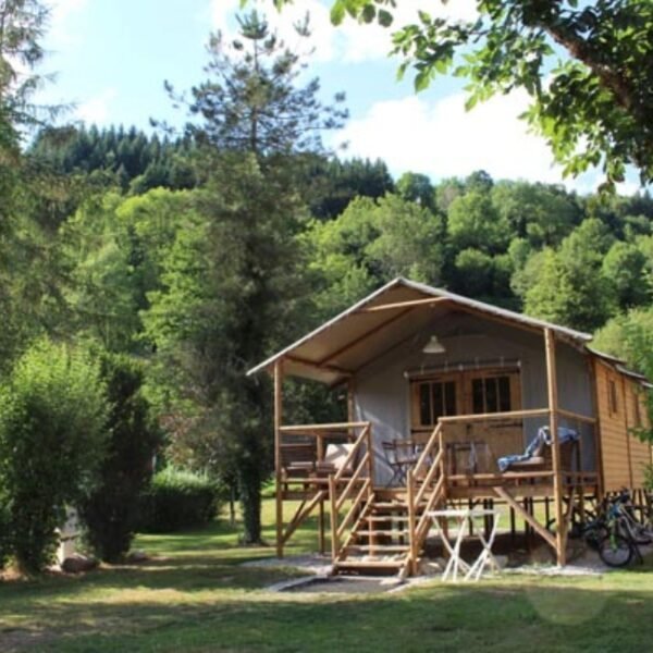 Chalet au Camping du Moulin de Serre à Singles dans le Puy de Dôme proche du parc naturel régional des volcans d'Auvergne