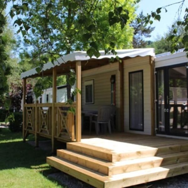 Mobil home du Camping du Moulin de Serre à Singles dans le Puy de Dôme proche du parc naturel régional des volcans d'Auvergne