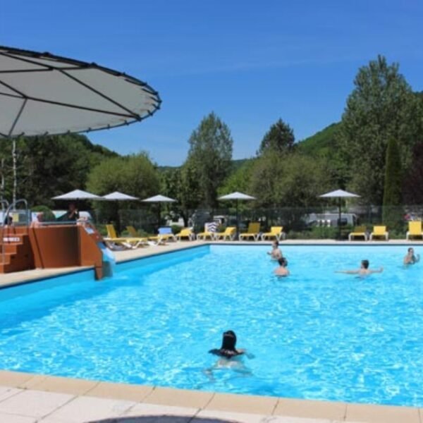 Piscine du Camping du Moulin de Serre à Singles dans le Puy de Dôme proche du parc naturel régional des volcans d'Auvergne