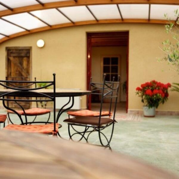 Terrasse abritée dans le jardin d'hiver du Gite de Fontarabie à Pouligny-Notre-Dame dans l'Indre en Centre Val de Loire.
