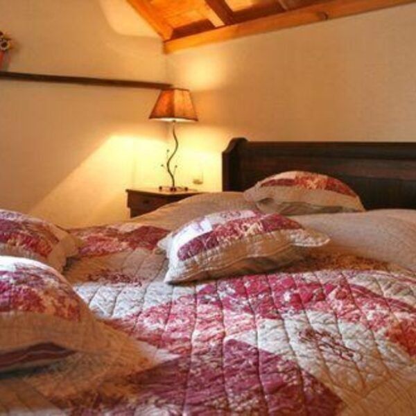 Lit double dans la chambre du Gite de Fontarabie à Pouligny-Notre-Dame dans l'Indre en Centre Val de Loire.
