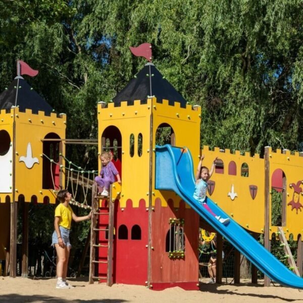 Aire de jeu Chateau pour enfants au Camping Sandaya Carnac en Bretagne dans le Morbihan