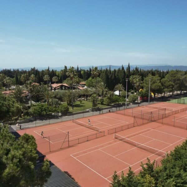 Cours de tennis du Camping Sandaya Etoile d'Argens à Fréjus dans le Var en région Provence Alpes Côte d'Azur